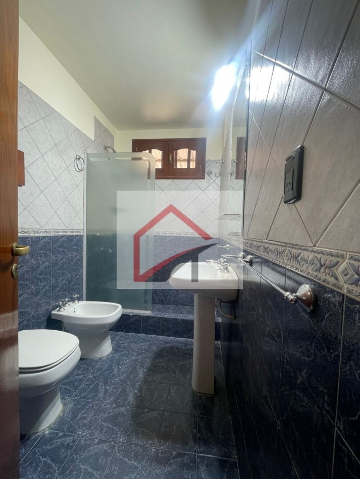 EXCELENTE PROPIEDAD- CASA + DPTO INTERNO