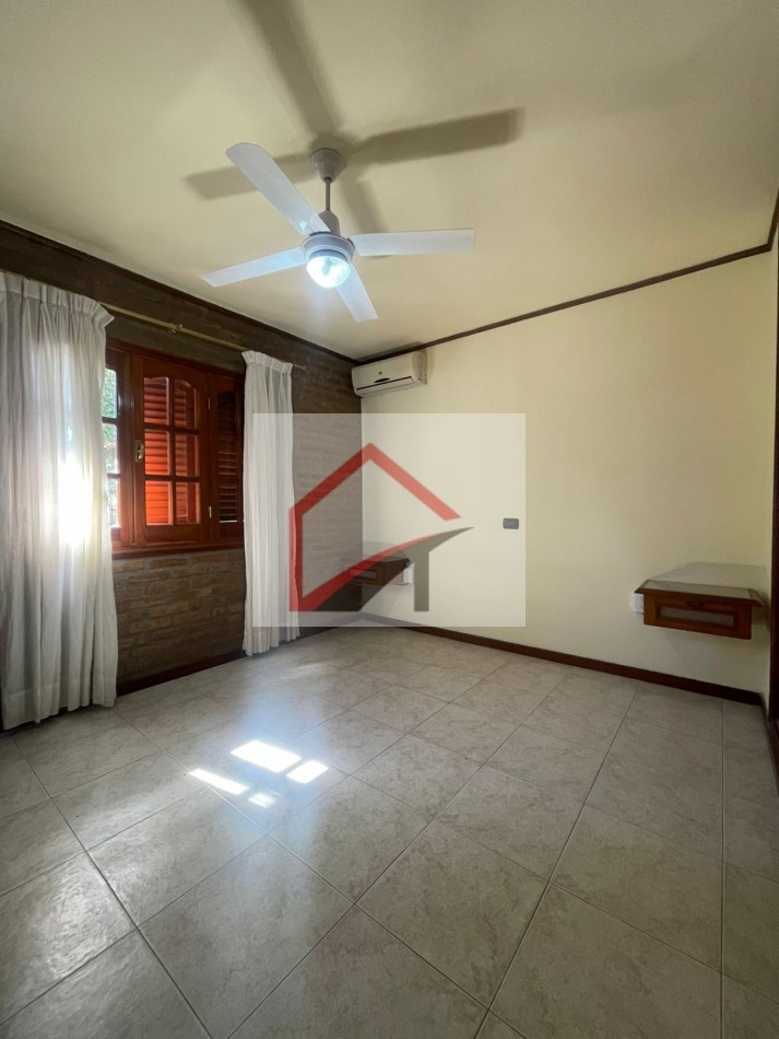 EXCELENTE PROPIEDAD- CASA + DPTO INTERNO