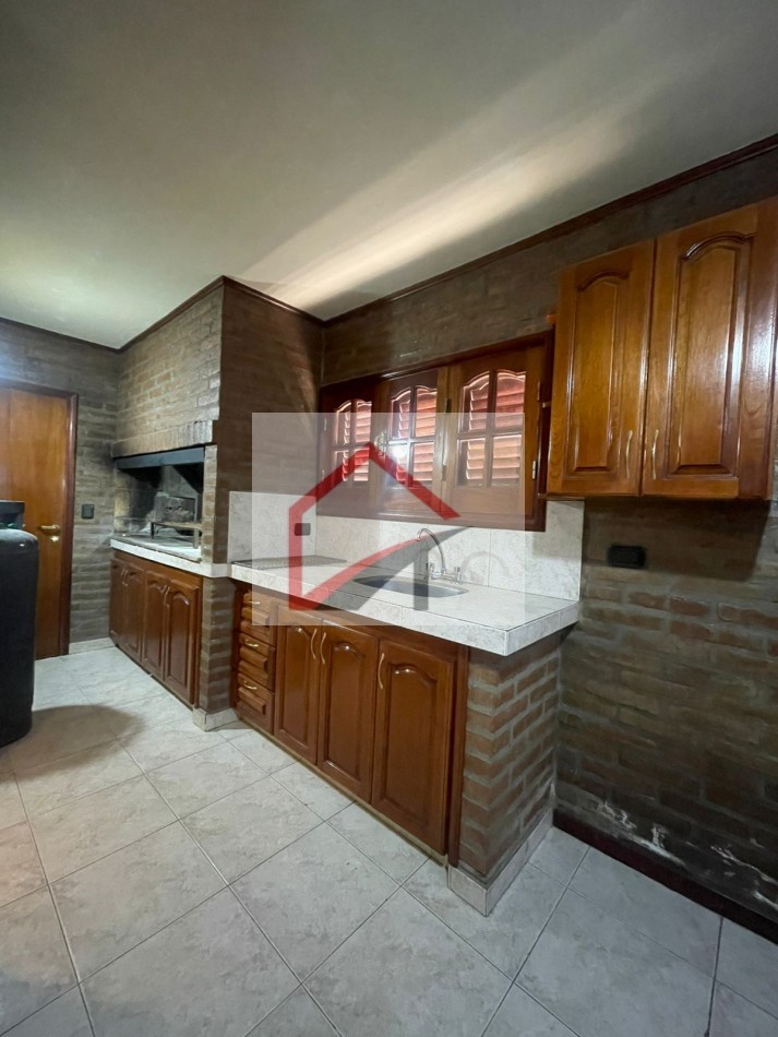 EXCELENTE PROPIEDAD- CASA + DPTO INTERNO