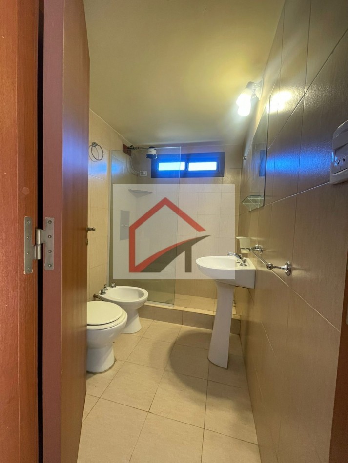 EXCELENTE PROPIEDAD- CASA + DPTO INTERNO