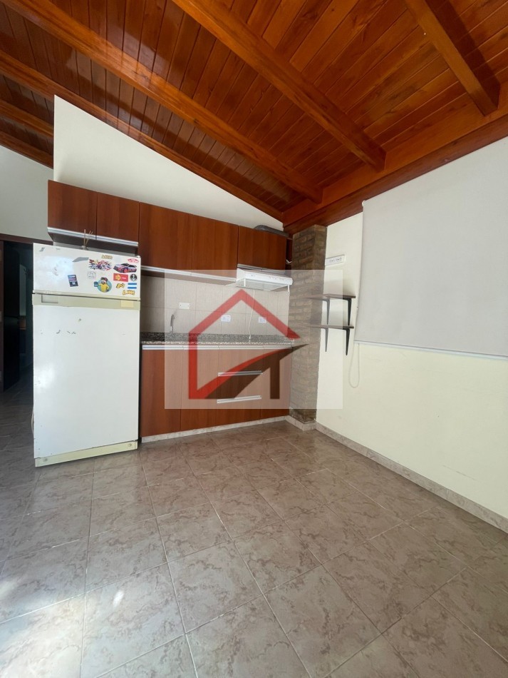 EXCELENTE PROPIEDAD- CASA + DPTO INTERNO