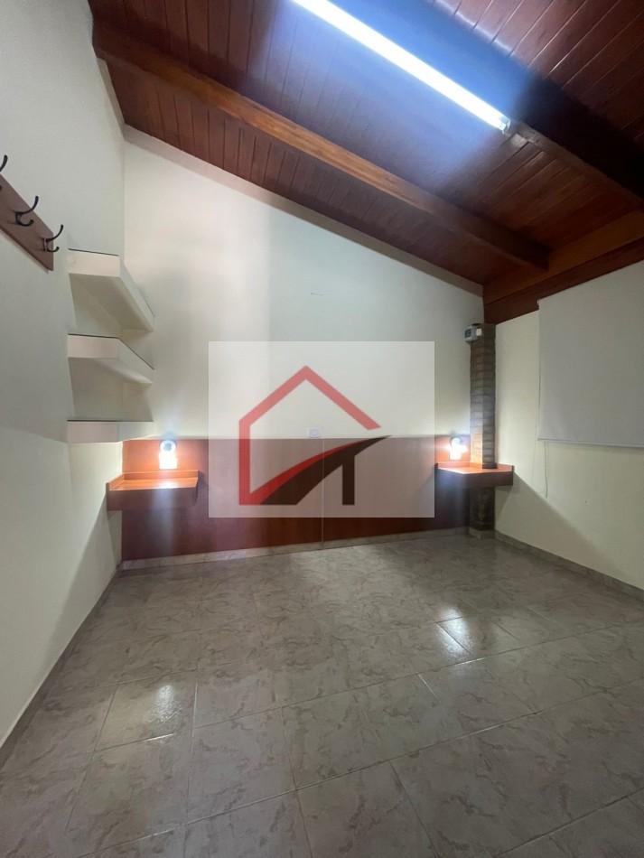 EXCELENTE PROPIEDAD- CASA + DPTO INTERNO