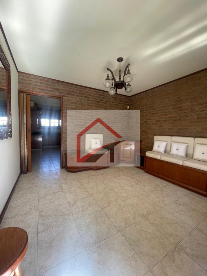 EXCELENTE PROPIEDAD- CASA + DPTO INTERNO