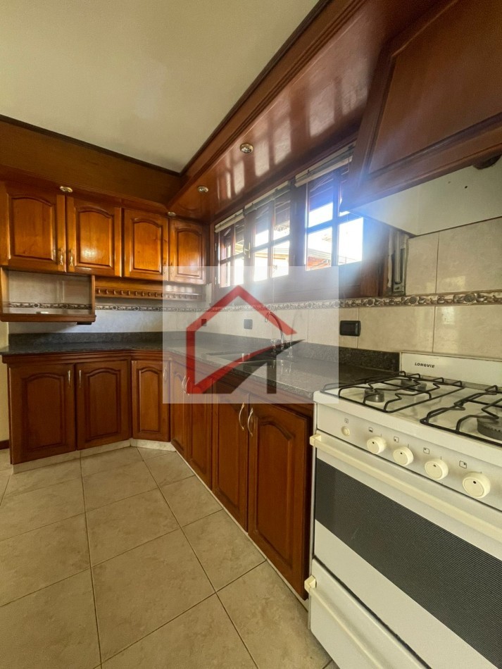EXCELENTE PROPIEDAD- CASA + DPTO INTERNO