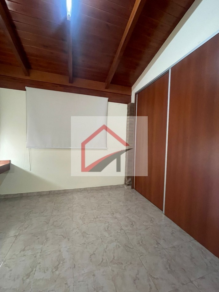 EXCELENTE PROPIEDAD- CASA + DPTO INTERNO