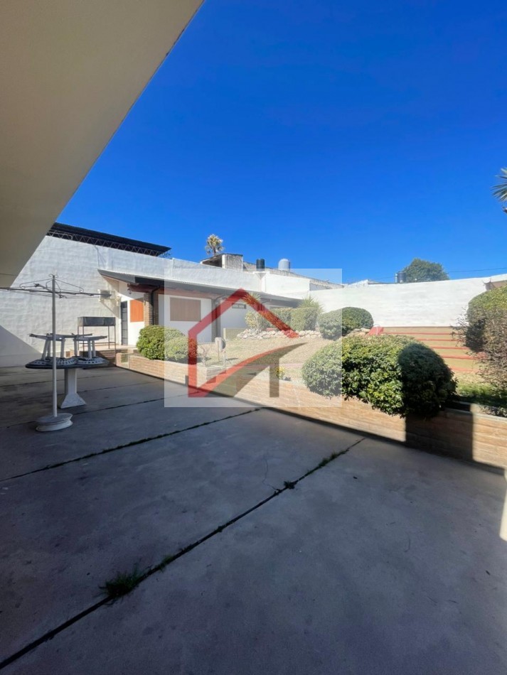 EXCELENTE PROPIEDAD- CASA + DPTO INTERNO