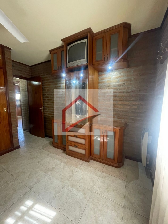 EXCELENTE PROPIEDAD- CASA + DPTO INTERNO