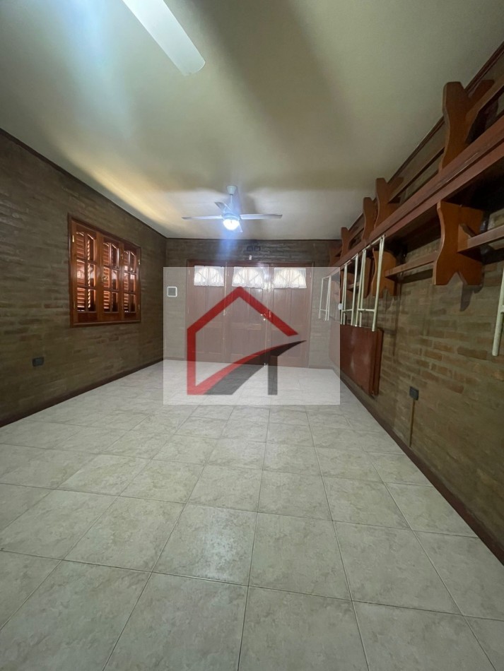 EXCELENTE PROPIEDAD- CASA + DPTO INTERNO