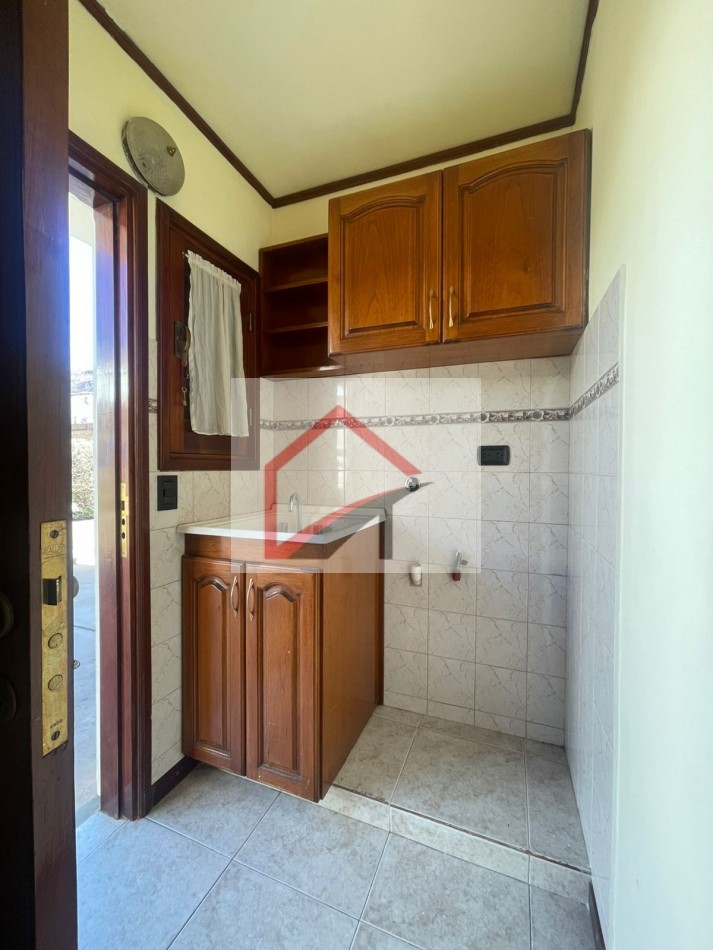 EXCELENTE PROPIEDAD- CASA + DPTO INTERNO