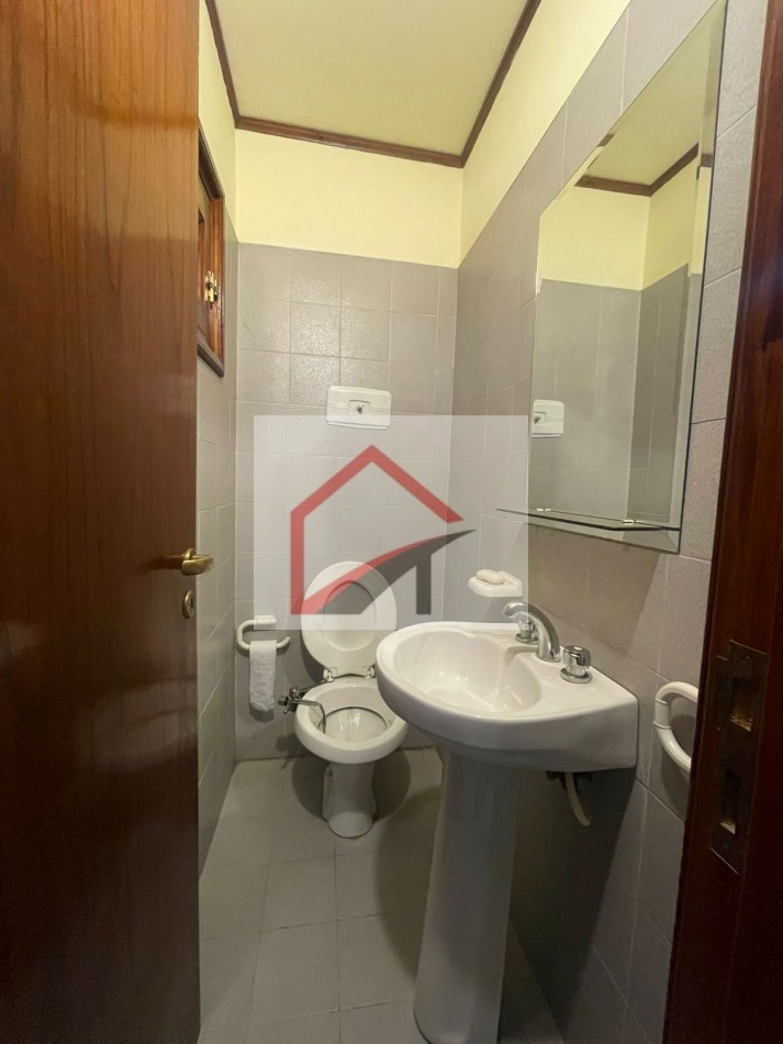 EXCELENTE PROPIEDAD- CASA + DPTO INTERNO