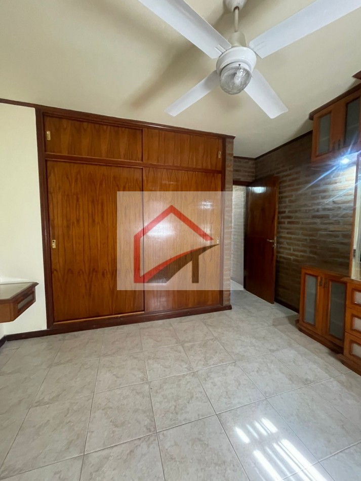 EXCELENTE PROPIEDAD- CASA + DPTO INTERNO