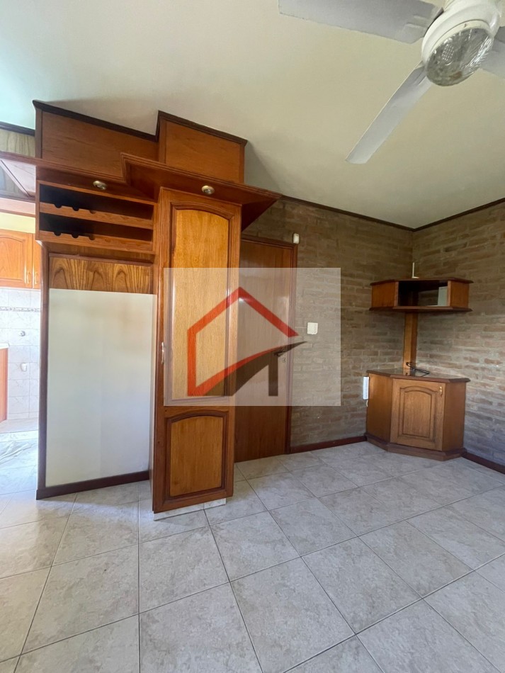 EXCELENTE PROPIEDAD- CASA + DPTO INTERNO