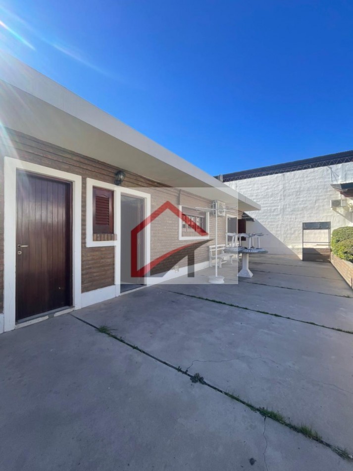 EXCELENTE PROPIEDAD- CASA + DPTO INTERNO